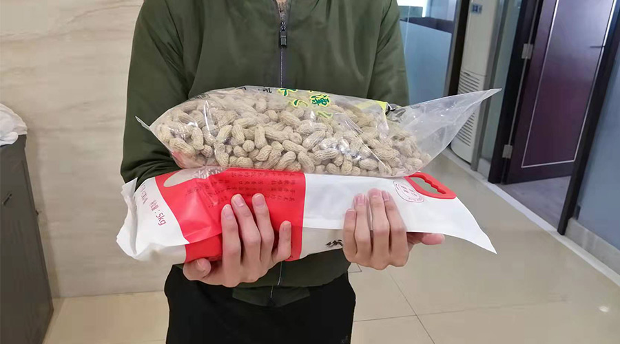 新春關(guān)懷 禮滿情暖！金環(huán)電器給員工發(fā)年貨