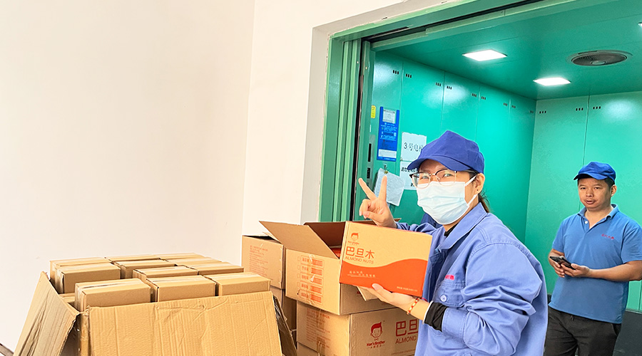 喜笑顏開(kāi)！三八婦女節(jié)  金環(huán)電器發(fā)放禮品暖人心